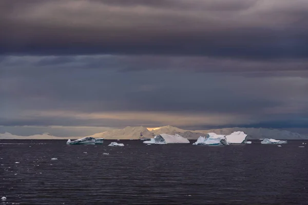 Paisagem Antártica Com Mar Montanhas — Fotografia de Stock