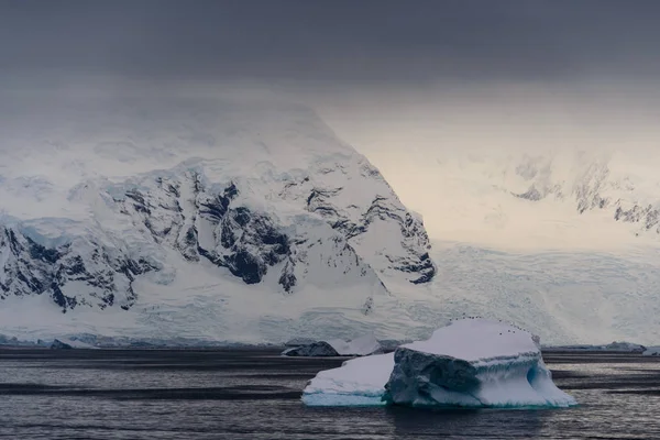 Paisaje Antártico Con Mar Montañas —  Fotos de Stock