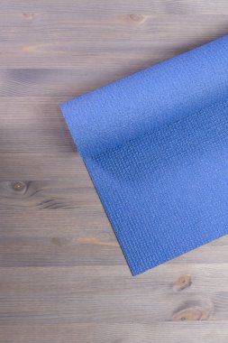 Ahşap arka plan mavi yoga mat