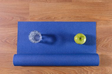 Mavi yoga minderi ve su ve elma