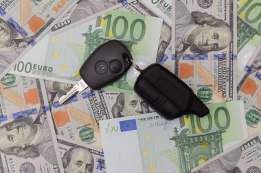 Arabanın anahtarını Euro ve dolar banknotların arka plan üzerinde