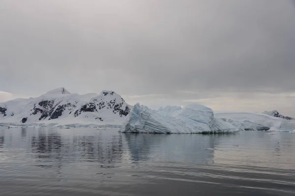 Paisagem Antártica Com Iceberg — Fotografia de Stock