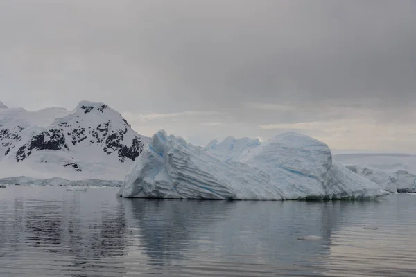 Paisagem Antártica Com Iceberg — Fotografia de Stock