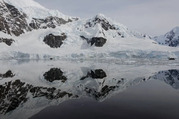 Paisagem Antártica Com Reflexão — Fotografia de Stock