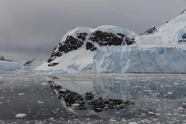 Antarctisch Landschap Met Reflectie — Stockfoto