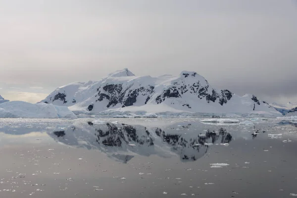 Paisagem Antártica Com Reflexão — Fotografia de Stock