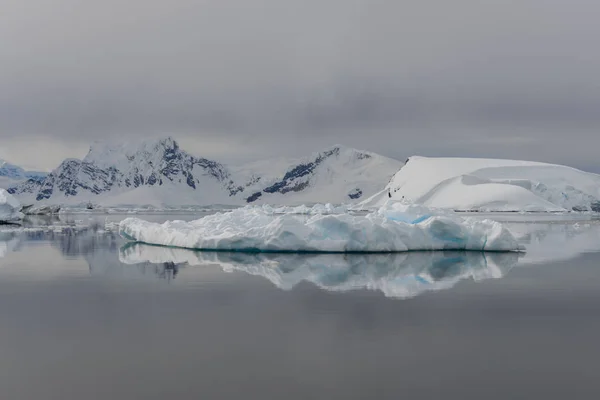 Paesaggio Antartico Con Iceberg — Foto Stock