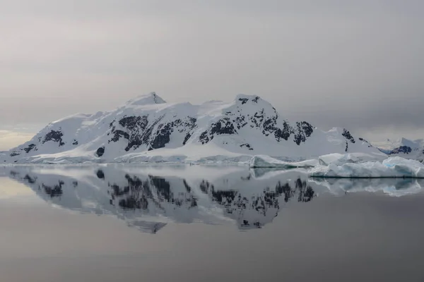 反射と南極の風景 — ストック写真