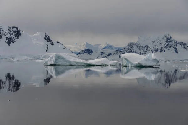 Paisagem Antártica Com Iceberg — Fotografia de Stock