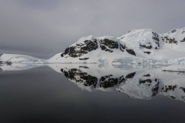 Antarktika yatay, yansıma