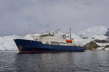 Sefer gemi Antarktika denizde
