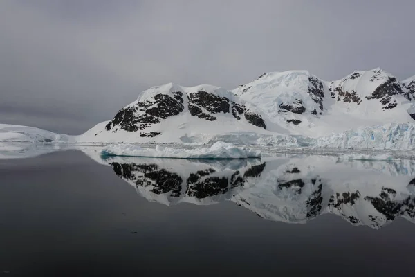 Antarctisch Landschap Met Reflectie — Stockfoto