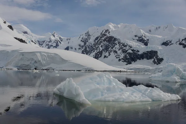 Paisaje Antártico Con Iceberg —  Fotos de Stock