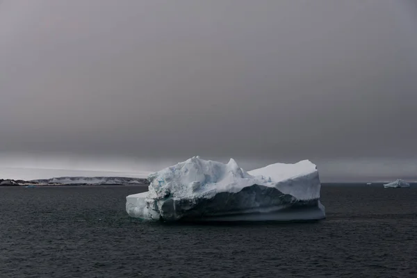 南极海中的冰山 — 图库照片