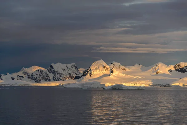 Landschaft Der Antarktis Bei Sonnenuntergang — Stockfoto