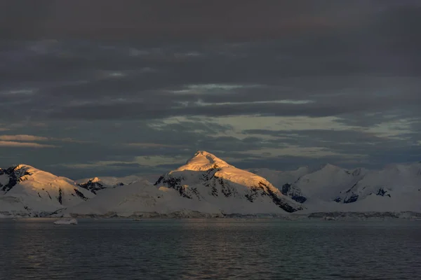 Krajobraz Antarktydzie Zachodzie Słońca — Zdjęcie stockowe