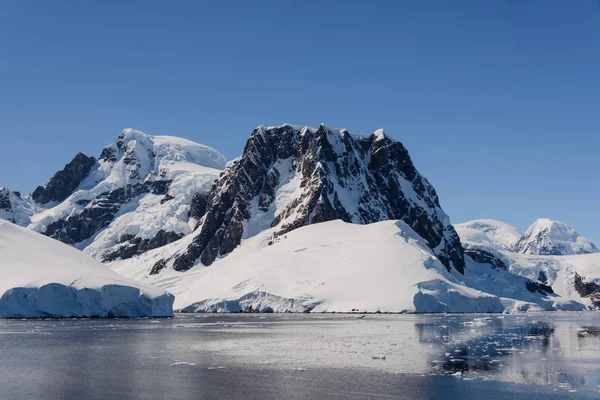 山脉的南极景观与海洋全景的倒影景观 — 图库照片
