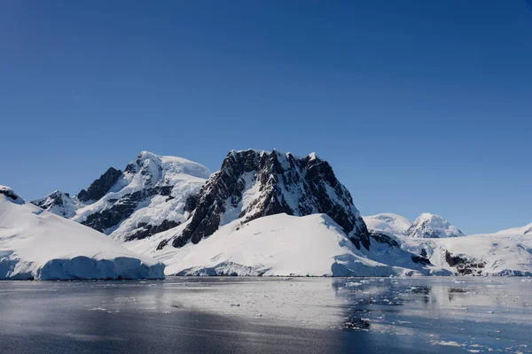 山脉的南极景观与海洋全景的倒影景观 — 图库照片