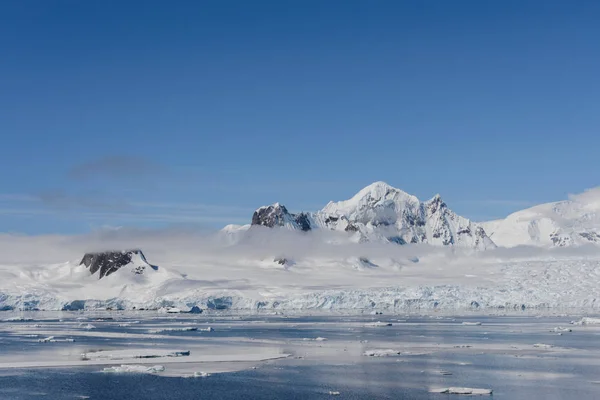 Антарктичний Краєвид Гори Відображення Подання Від Моря Панорамний — стокове фото