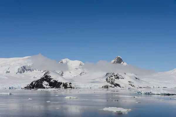 Antarktyki Krajobraz Górami Odbicie Widok Widokiem Morze — Zdjęcie stockowe