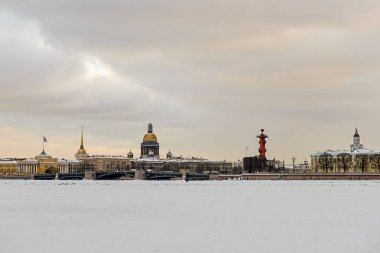 Cityscape kale ve colonnade Sankt Petersburg, Rusya ile kar kaplı