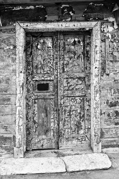 Old Wooden Weathered Door Old Paint Flaking — Stock Photo, Image