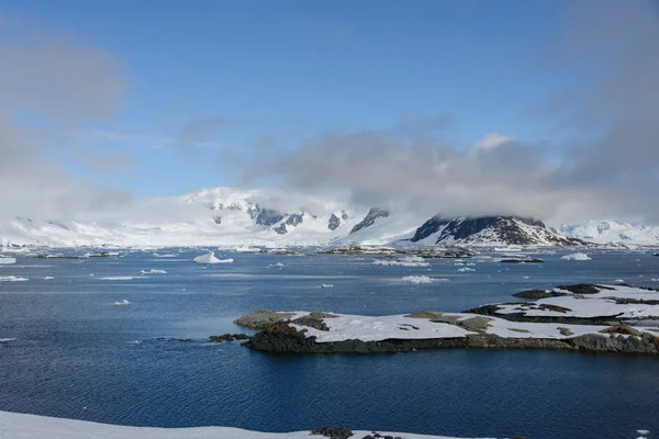 Antarktiska Landskapet Med Berg Och Öar — Stockfoto