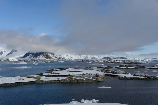 山脉和岛屿的南极景观 — 图库照片