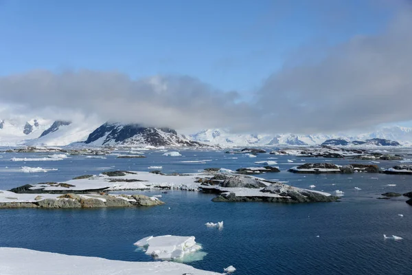 Antarctisch Landschap Met Bergen Eilanden — Stockfoto