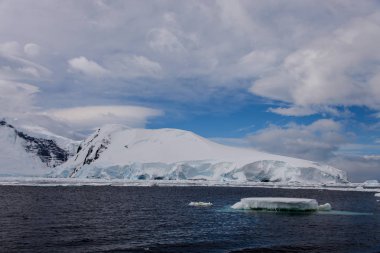 Antarktika yatay, buzul ve dağlar