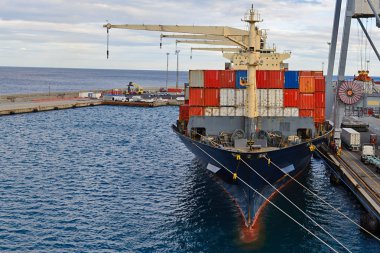 Konteyner gemisi limanda palamarla