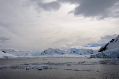 Antarktika yatay, buzul ve dağlar