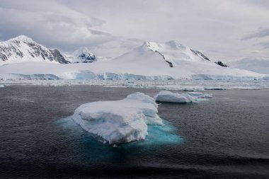 Antarktika yatay, buzul ve dağlar