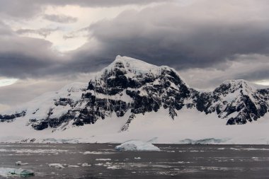 Antarktika yatay, buzul ve dağlar