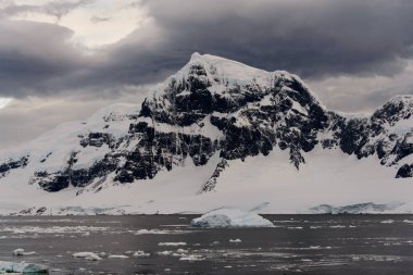 Antarktika yatay, buzul ve dağlar