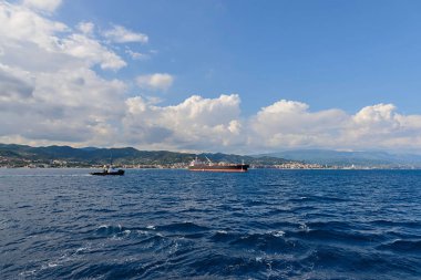 Kargo gemi denizde bağlantı noktası yaklaşıyor