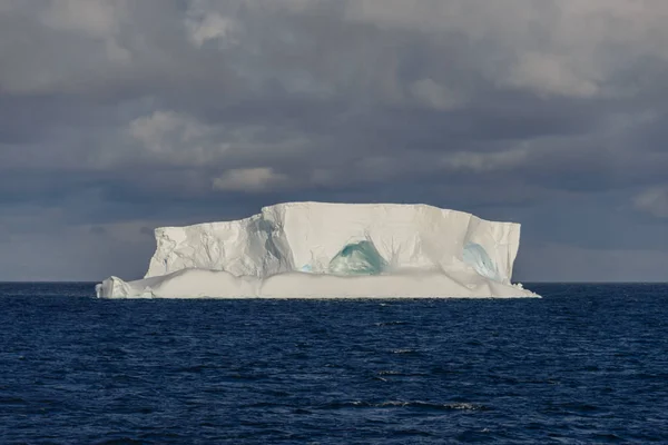 Антарктический Морской Пейзаж Табличным Айсбергом — стоковое фото