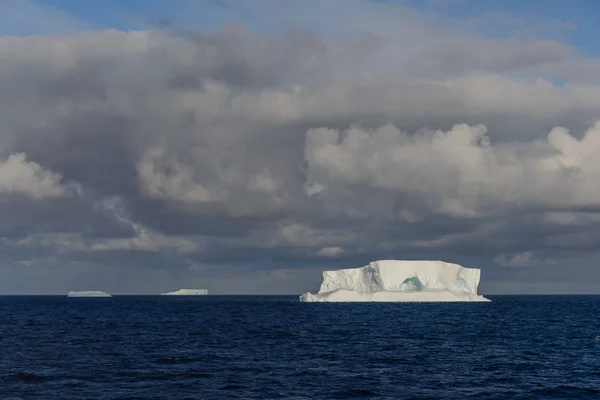 Marina Antártica Com Iceberg Tabular — Fotografia de Stock