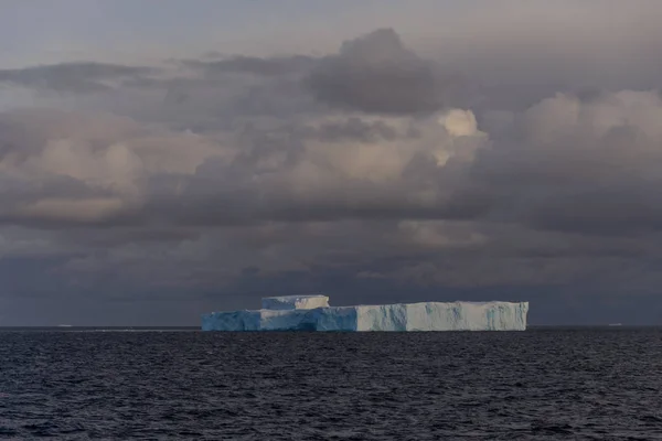 Paisaje Marino Antártico Con Iceberg Tabular — Foto de Stock