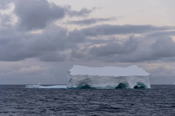 Paysage Marin Antarctique Avec Iceberg Tabulaire — Photo