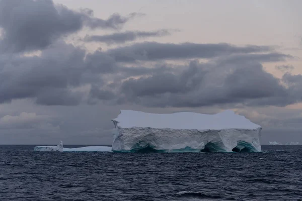 Paysage Marin Antarctique Avec Iceberg Tabulaire — Photo