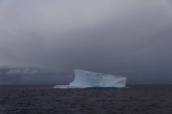 Antarktyki Seascape Tabelarycznych Góry Lodowej — Zdjęcie stockowe