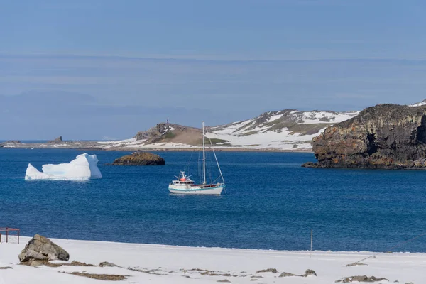 在南极海帆船和冰山 — 图库照片