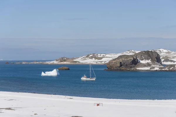 在南极海帆船和冰山 — 图库照片
