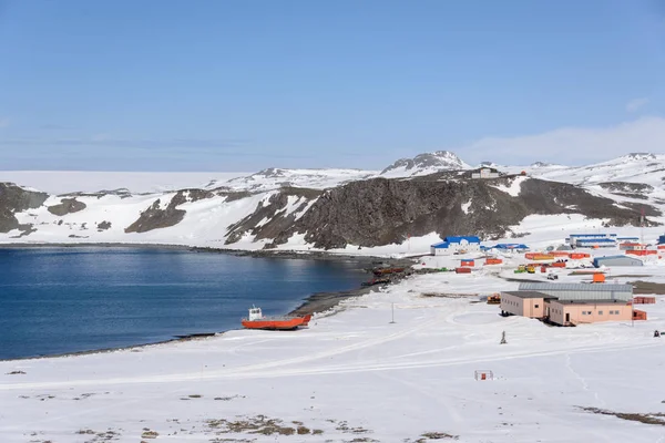 位于乔治岛的贝灵绍森俄罗斯南极研究站 — 图库照片