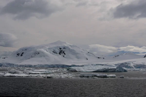 Antarktische Landschaft Mit Gletscher Und Bergen — Stockfoto