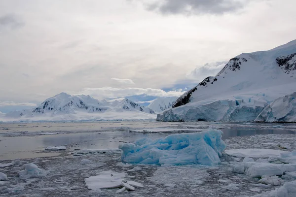 氷河と山と南極の風景 — ストック写真