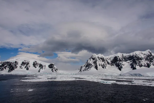 Antarktika Yatay Buzul Dağlar — Stok fotoğraf