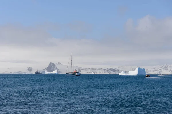 Yate Vela Iceberg Mar Antártico —  Fotos de Stock