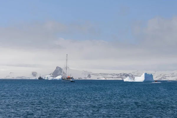 Yacht Voile Iceberg Mer Antarctique — Photo